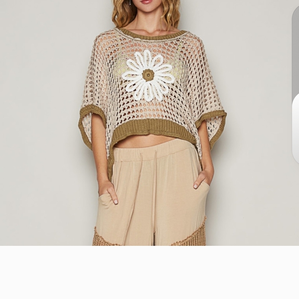 POL Tan and White Boxy Crop Top with Daisy Motif